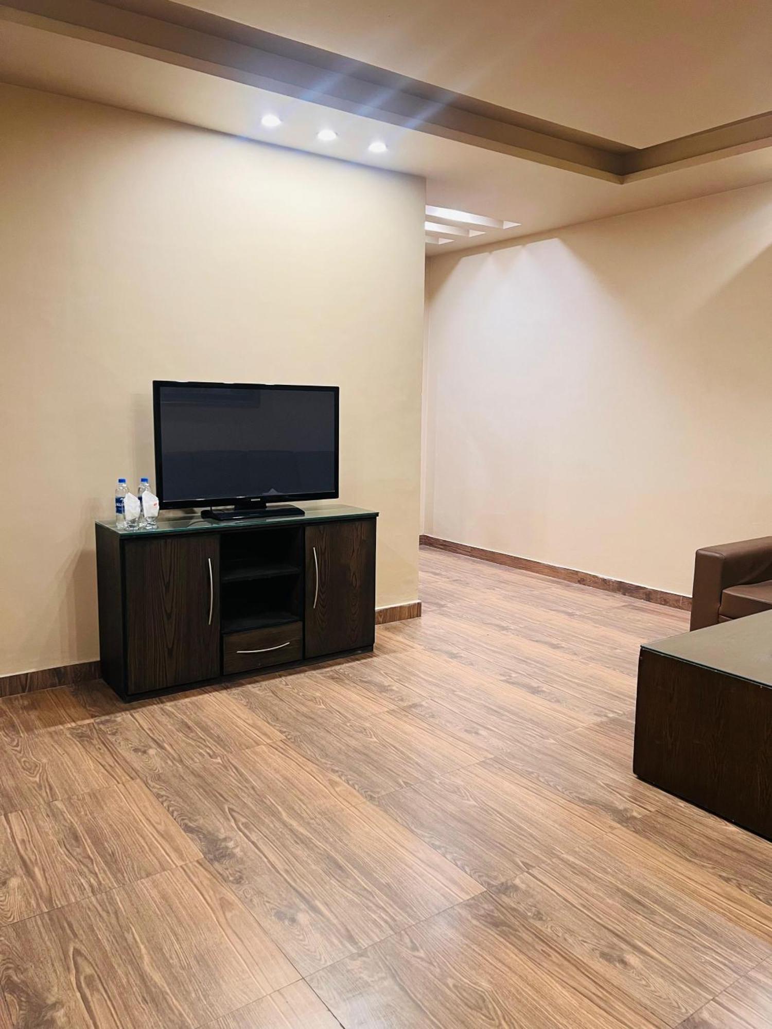 Grand Regent Hotel&Suites Faisalabad Exterior foto