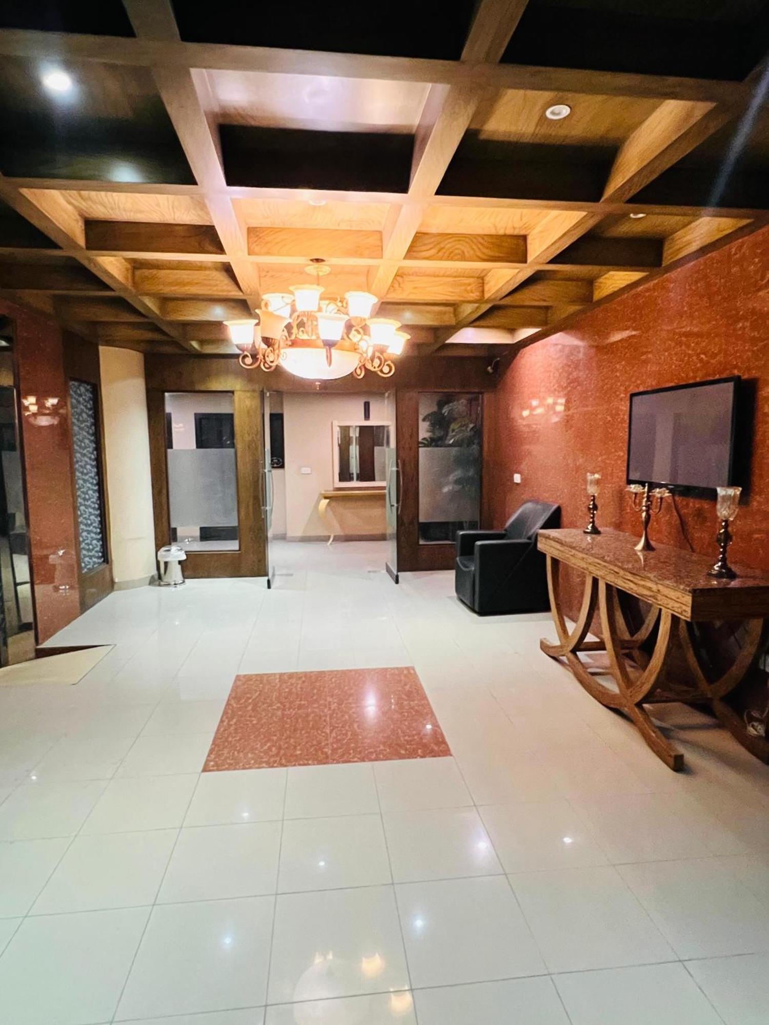 Grand Regent Hotel&Suites Faisalabad Exterior foto